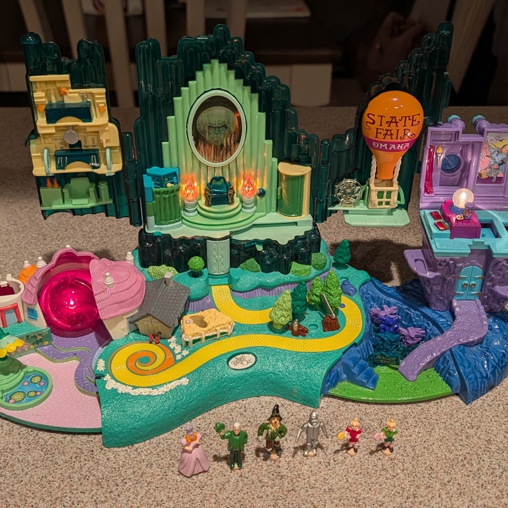 2001 Wizard Of Oz Polly Pocket Emerald City Play Set Display WITH MINIATURES